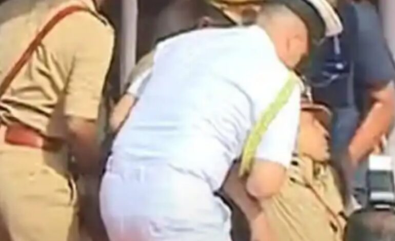 റിപബ്ലിക് ദിന പരേഡ് ചടങ്ങിനിടെ സിറ്റി പോലീസ് കമ്മീഷണർ തോംസൺ ജോസ് കുഴഞ്ഞുവീണു