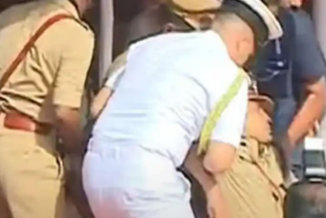 റിപബ്ലിക് ദിന പരേഡ് ചടങ്ങിനിടെ സിറ്റി പോലീസ് കമ്മീഷണർ തോംസൺ ജോസ് കുഴഞ്ഞുവീണു