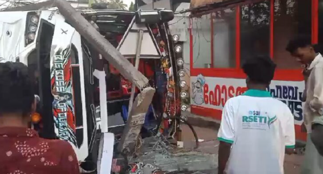 വിനോദയാത്രയ്ക്ക് പോയ സംഘം സഞ്ചരിച്ച ബസ് മറിഞ്ഞ് അപകടം: നിരവധി വിദ്യാർഥികൾക്ക് പരുക്ക്.