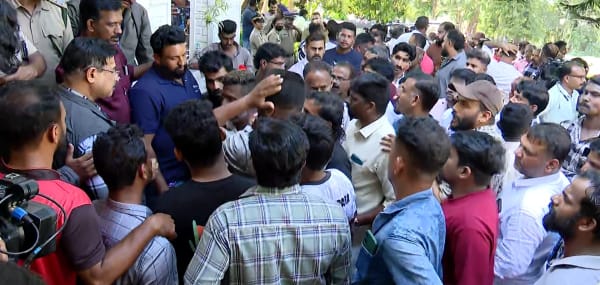 കടുവയെ കൊല്ലാത്തതിനാൽ വൻ പ്രതിഷേധം ;കടുവയെ കൊല്ലാനാകില്ലെങ്കില്‍ ഞങ്ങളെ വെടിവെച്ചോളൂ എന്ന് പ്രതിഷേധക്കാർ