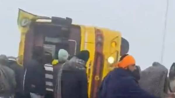 കര്‍ഷക മഹാപഞ്ചായത്തില്‍ പങ്കെടുക്കാനായി പോയ കർഷകർ സഞ്ചരിച്ചിരുന്ന ബസ് അപകടത്തില്‍പെട്ടു :മൂന്നുപേർക്ക് ദാരുണാന്ത്യം