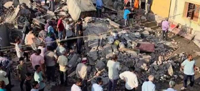 സഹജനന്ദ് നഗറിലെ ഗർബി ചൗക്കിൽ കെട്ടിടം തകർന്ന് അവശിഷ്ടങ്ങൾക്കിടയിൽ കുടുങ്ങിയ ഒരാളെ പുറത്തെടുത്തു:രണ്ട് പേർക്കായുള്ള തിരച്ചിൽ ഊർജിതം