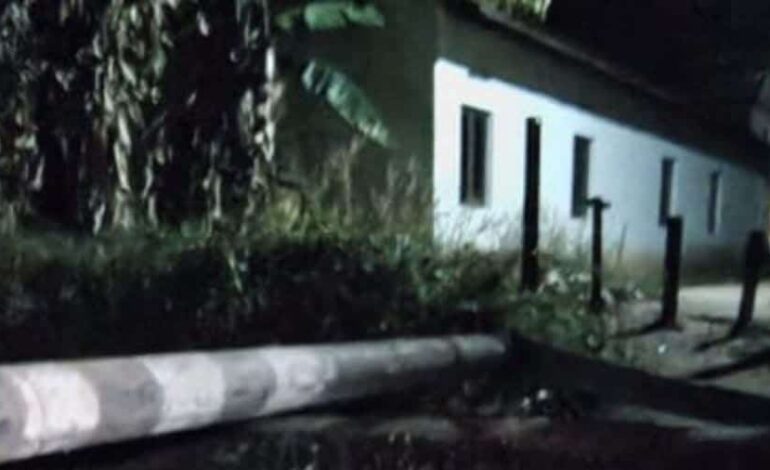 കുണ്ടറയിൽ റെയിൽവേ പാളത്തിന് കുറുകെ ടെലിഫോൺ പോസ്റ്റ് തള്ളിയിട്ടു