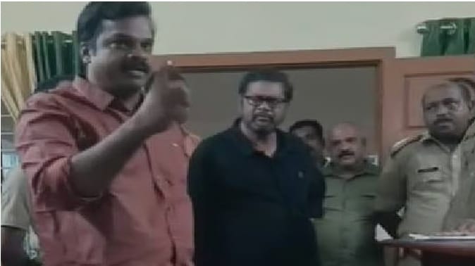 തോന്നിവാസം കാണിക്കുന്നോ?, കത്തിക്കും’; വനം വകുപ്പ് കസ്റ്റഡിയില്‍ എടുത്തയാളെ ബലമായി മോചിപ്പിച്ച് കെയു ജനീഷ് കുമാര്‍ എംഎല്‍എവിവരമറിഞ്ഞെത്തിയ എംഎല്‍എ വനം വകുപ്പിന്റെ കസ്റ്റഡിയില്‍ നിന്ന് ഇയാളെ മോചിപ്പിക്കുകയായിരുന്നു.