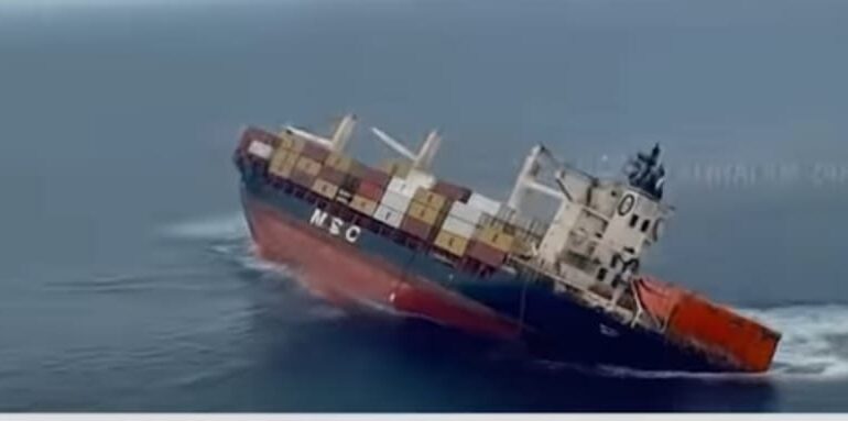 കടലിൽ കേരളാ തീരത്തോട് ചേർന്ന് കപ്പലിൽ നിന്ന് കണ്ടയ്നറുകൾ കടലിൽ വീണു :ഒഴുകി നടക്കുന്ന കാർഗോകൾ തീരത്തടിഞ്ഞാൽ തൊടരുത്