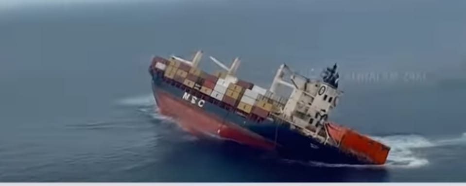 കടലിൽ കേരളാ തീരത്തോട് ചേർന്ന് കപ്പലിൽ നിന്ന് കണ്ടയ്നറുകൾ കടലിൽ വീണു :ഒഴുകി നടക്കുന്ന കാർഗോകൾ തീരത്തടിഞ്ഞാൽ തൊടരുത്