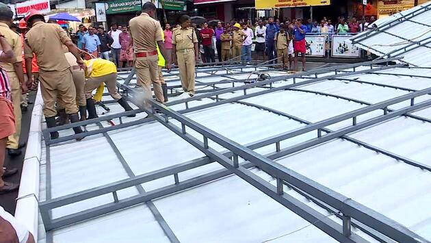 ശക്തമായ കാറ്റും മഴയും ;തൃശൂരിൽ ഇരുമ്പ് മേല്‍ക്കൂര റോഡിലേക്ക് തകർന്ന് വീണു.