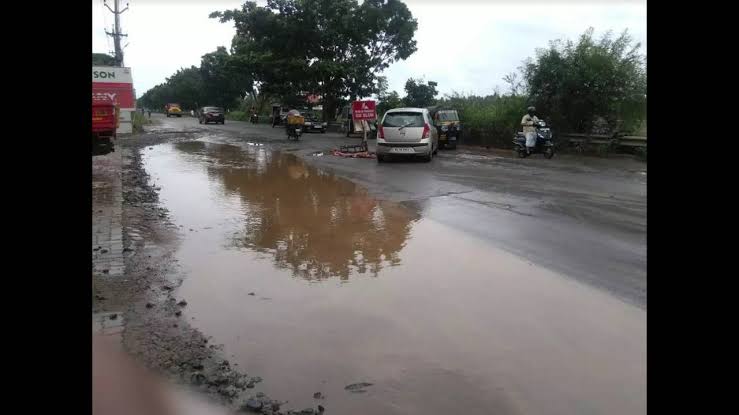 കനത്ത മഴ;എ സി റോഡിൽ വെള്ളം കയറി