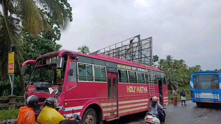 കോഴിക്കോട് സ്വകാര്യ  ബസുകൾ കൂട്ടിയിടിച്ചു : നിരവധി പേർക്ക് പരു ക്ക്.