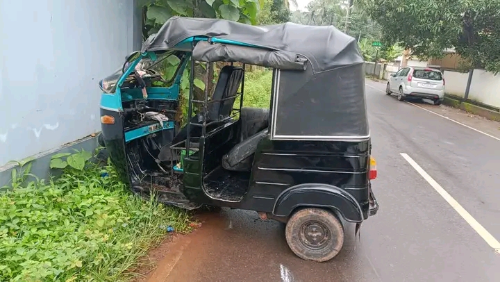 ചങ്ങാരംകുളത്ത് നിയന്ത്രണം വിട്ട ഓട്ടോ മറിഞ്ഞു