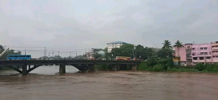 ശകതമായ മഴ; മൂവാറ്റുപുഴയില്‍ വീടുകളില്‍ വെള്ളം കയറി.