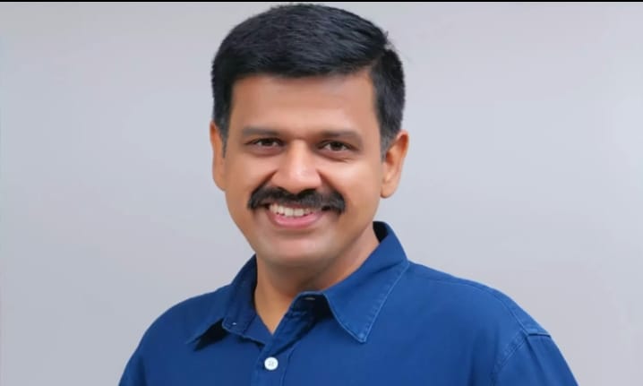 അമ്മ ആർ.എസ്.എസിന് വാഗ്ദാനം ചെയ്ത ഭൂമി തിരിച്ചെടുത്തു, ഇനി അവിടെ ഉമ്മൻചാണ്ടി ട്രസ്റ്റ് :സന്ദീപ് വാര്യർ