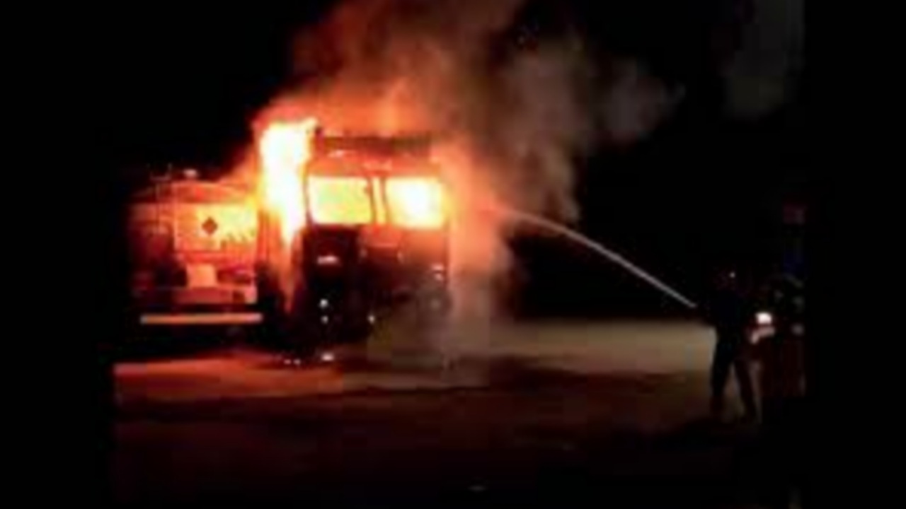 കളമശ്ശേരിയിൽ പ്ലാസ്റ്റിക് ലോഡുമായി പോകുകയായിരുന്ന ലോറിക്ക് തീപിടിച്ചു