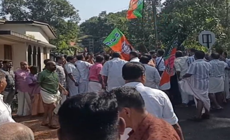 ചാരുംമൂട്ടിൽ മന്ത്രിയുടെ വീടിന് മുന്നിൽ സംഘർഷം