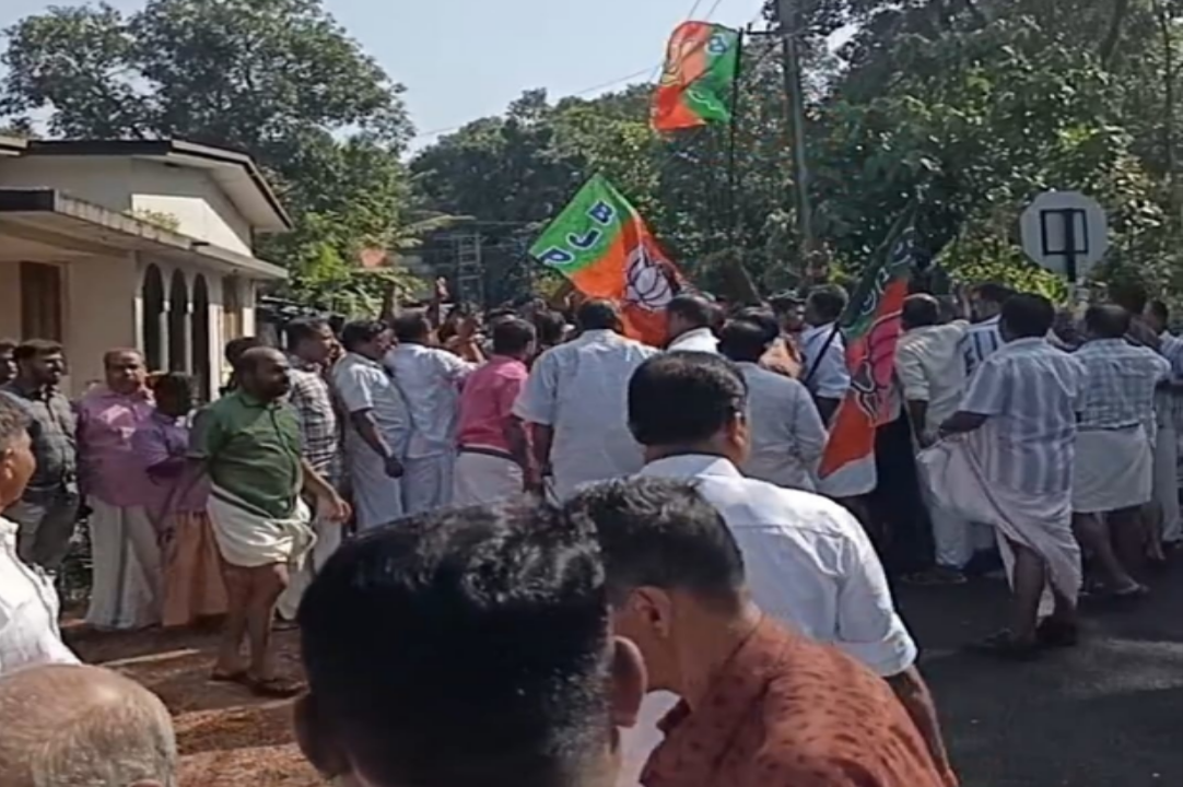 ചാരുംമൂട്ടിൽ മന്ത്രിയുടെ വീടിന് മുന്നിൽ സംഘർഷം