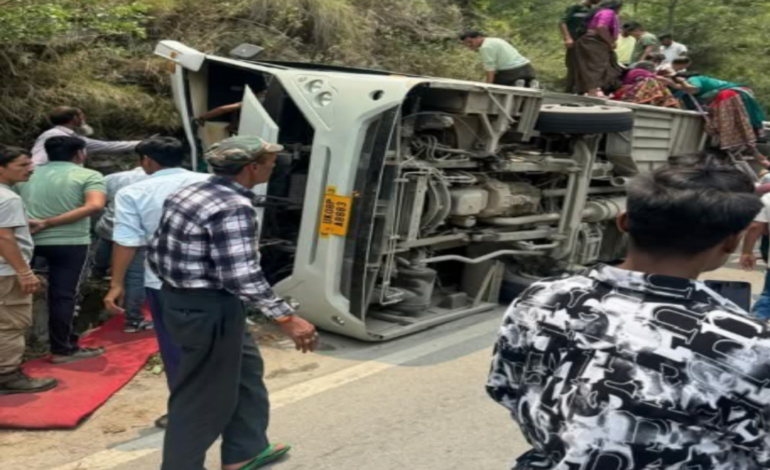 ഗുജറാത്ത് തീർത്ഥാടകരുമായി കേദാർനാഥിലേക്ക് പോയ സ്വകാര്യ ബസ് ഉത്തരാഖണ്ഡിൽ മറിഞ്ഞ് നിരവധി പേർക്ക് പരിക്ക്