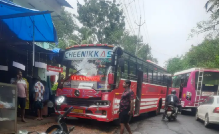 സ്വകാര്യ ബസ്സുകളുടെ മരണപ്പാച്ചിൽ : ബൈക്ക് യാത്രികന് ഗുരുതര പരിക്ക്