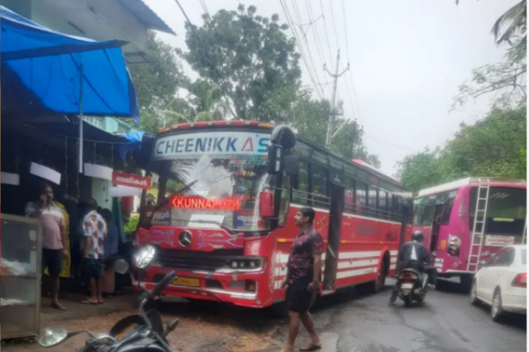 സ്വകാര്യ ബസ്സുകളുടെ മരണപ്പാച്ചിൽ : ബൈക്ക് യാത്രികന് ഗുരുതര പരിക്ക്