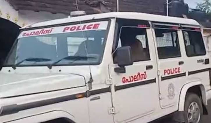 ബാറിൽ യുവാവിനെ മദ്യക്കുപ്പി പൊട്ടിച്ചു കുത്തി പരുക്കേൽപ്പിച്ച സംഭവത്തിൽ യുവതിക്കെതിരെ കേസെടുത്തു