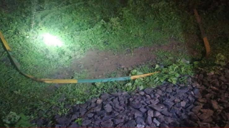 അഹമ്മദാബാദിൽ വന്ദേ ഭാരത് എക്സ്പ്രസ് പാളം തെറ്റിക്കാൻ ശ്രമം. ലോക്കോ പൈലറ്റിന്റെ ഇടപെടൽ വഴി വലിയ അപകടം ഒഴിവായി.