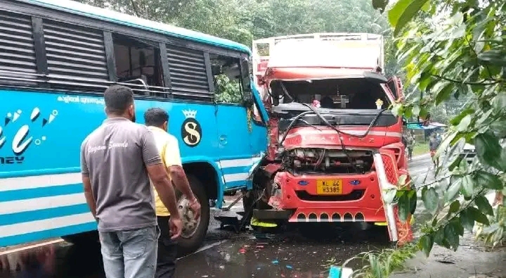 മൂവാറ്റുപുഴയിൽ ബസും ഗ്യാസ് ലോറിയും കൂട്ടിയിടിച്ചു: 25പേർക്ക് പരുക്ക്