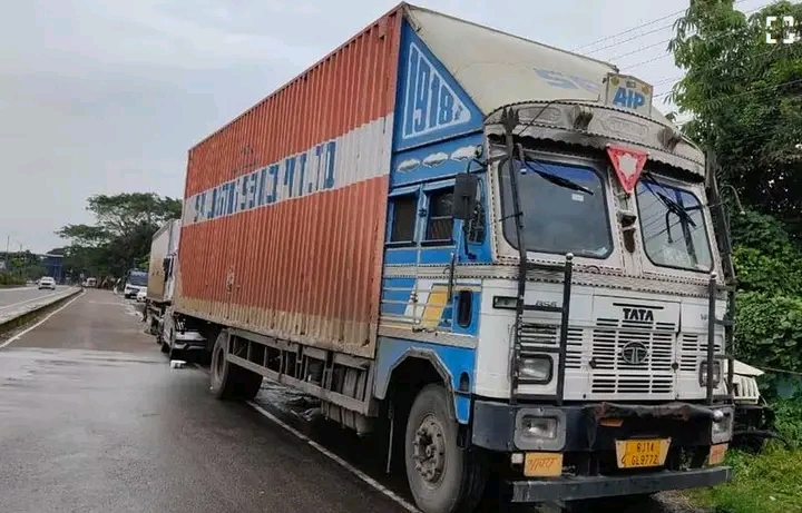 കൊച്ചിയിൽ കണ്ടെയ്നർ ലോറി പിടിച്ചു; ഒരാൾ  രക്ഷപെട്ടു