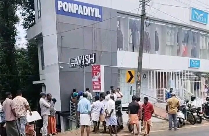 കൊല്ലത്ത് തുണിക്കടയിൽ കടയുടമയും യുവതിയും  മരിച്ച നിലയിൽ