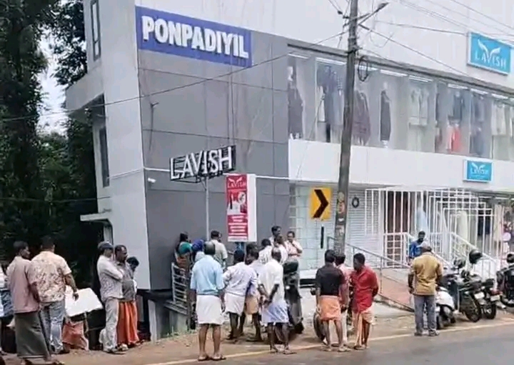 കൊല്ലത്ത് തുണിക്കടയിൽ കടയുടമയും യുവതിയും  മരിച്ച നിലയിൽ