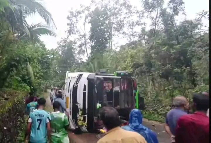 ടൂറിസ്റ്റ് ബസ് മറിഞ്ഞ് അപകടം