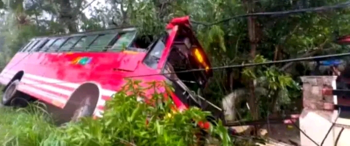 ത്രിശൂരിൽ സ്വകാര്യ ബസ്   മറിഞ്ഞു: നിരവധി പേർക്ക് പരിക്ക്‌
