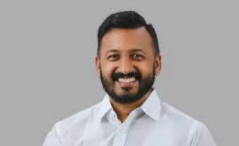 പാരസറ്റാമോൾ കഴിച്ച് ആർക്കെങ്കിലും പനി മാറിയാൽ അത് ആരോഗ്യമന്ത്രിയുടെയും സർക്കാരിൻ്റെയും ക്രഡിറ്റ്,കഴിവ്കെട്ട ആരോഗ്യമന്ത്രി: വിമർശനവുമായി രാഹുൽ മാങ്കൂട്ടത്തിൽ