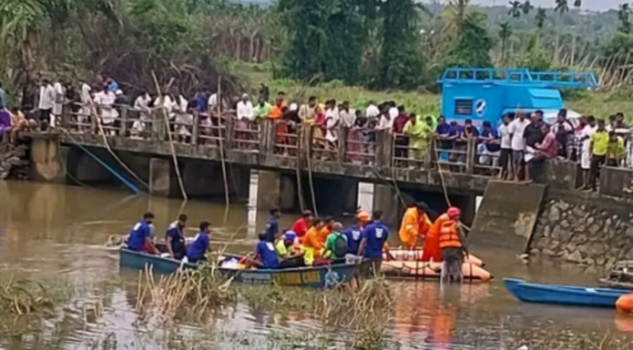 തിരൂരങ്ങാടിയിൽ കാറും ബൈക്കും കൂട്ടിയിടിച്ച് ബൈക്ക് യാത്രക്കാരൻ പുഴയിൽ വീണു