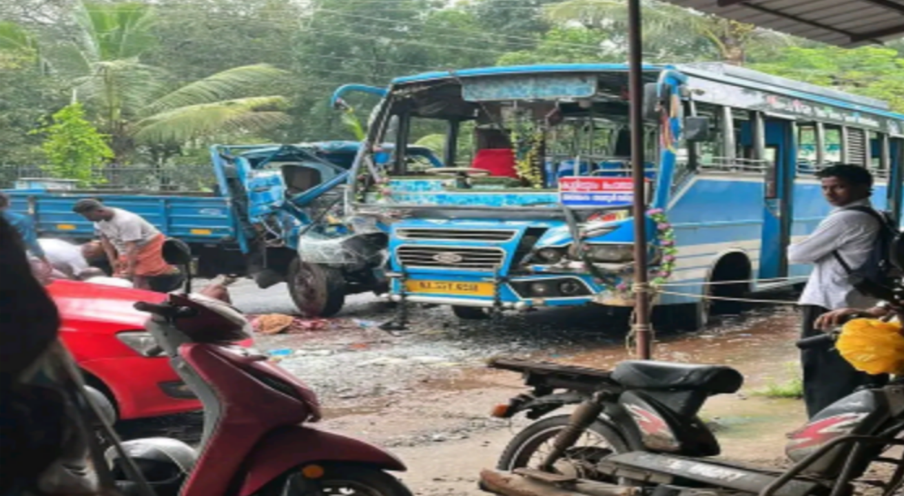 മലപ്പുറത്ത് ബസ്സും ലോറിയും കൂട്ടിയിടിച്ചു:   ലോറി ഡ്രൈവർക്ക് ഗുരുതര പരിക്ക്