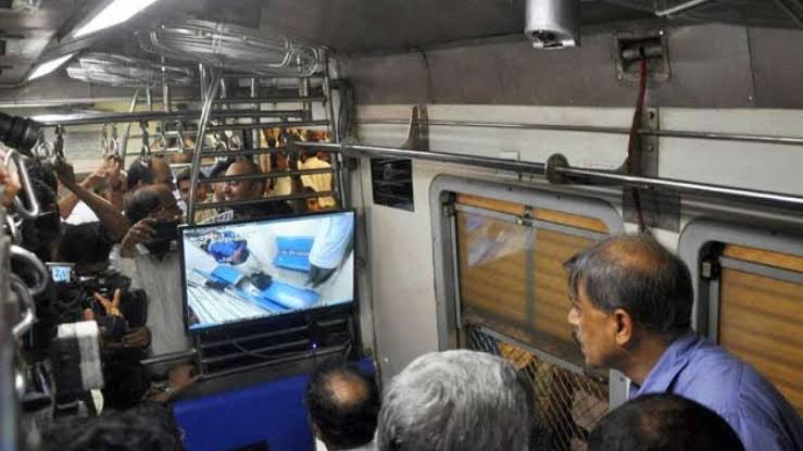 ട്രെയിനുകളിലെ എല്ലാ കോച്ചുകളിലും നിരീക്ഷണ ക്യാമറകൾ സ്ഥാപിക്കുമെന്ന് റെയിൽവെ മന്ത്രാലയം.