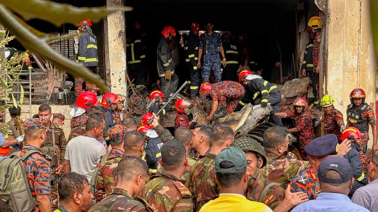 ധാക്കയിൽ ബംഗ്ലാദേശ് വ്യോമസേനയുടെ പരിശീലന വിമാനം തകർന്നുവീണു :19 മരണം