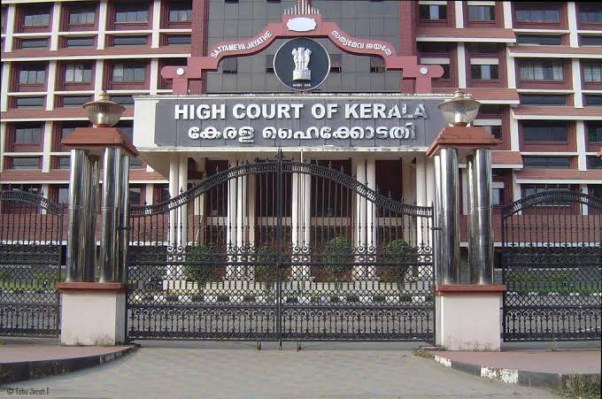 ഹിന്ദു കുടുംബങ്ങളിലെ പൂർവികസ്വത്തിൽ കേരളത്തിലും പെൺമക്കൾക്കു തുല്യാവകാശം: ഹൈക്കോടതി.