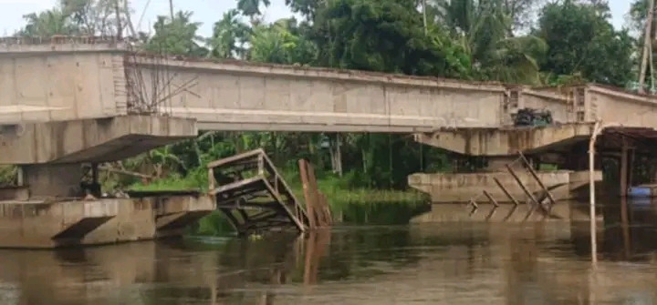 മാവേലിക്കരയിൽ നിർമ്മാണത്തിലിരുന്ന പാലം തകർന്നു വീണു; രണ്ട് തൊഴിലാളികളെ അച്ചൻകോവിലാറിൽ കാണാതായി