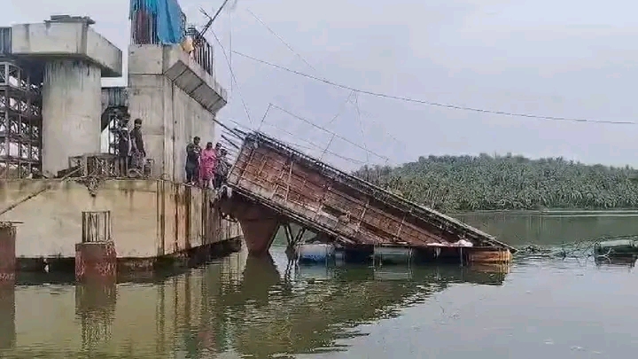 കോഴിക്കോട് നിർമ്മാണത്തിലിരുന്ന പാലം തകർന്നുവീണു