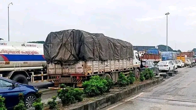 എറണാകുളം – തൃശൂർ ദേശീയപാതയിൽ വൻ ഗതാഗതക്കുരുക്ക്