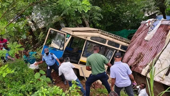 തിരുവനന്തപുരത്ത് സ്കൂൾവാൻ കുഴിയിൽ വീണു :32 പേർക്ക് പരുക്ക്