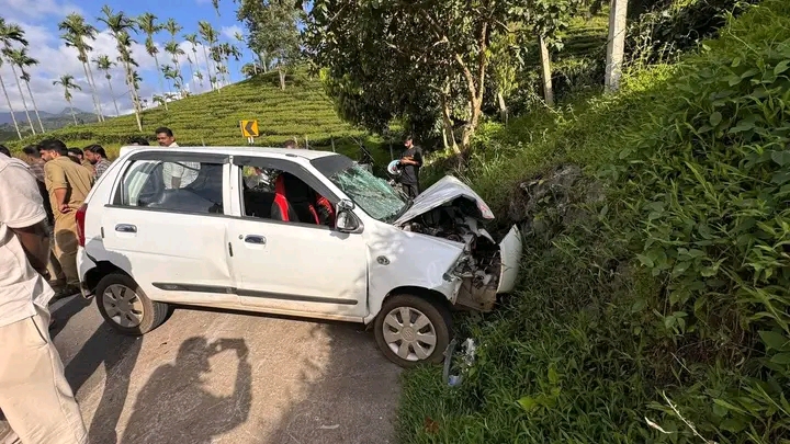 ഇടുക്കിയിൽ ബസും കാറും കൂട്ടിയിടിച്ചു:രണ്ടുപേർക്ക് പരുക്ക്