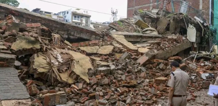 ഡൽഹിയിൽ രണ്ടുനില കെട്ടിടം തകർന്നു വീണു, 3 പേർ മരിച്ചു