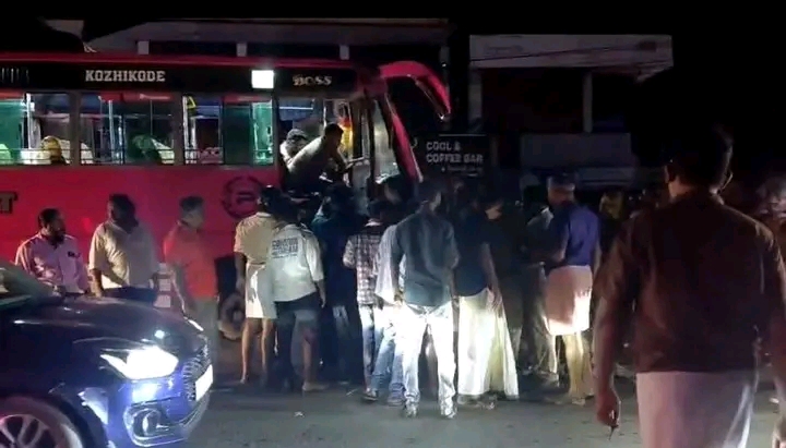 രോഗികളുമായി പോയ കാറിന് തടസ്സം സൃഷ്ടിച്ചു:തർക്കത്തെ തുടർന്ന് പത്തുപേർക്കെതിരെ കേസ്