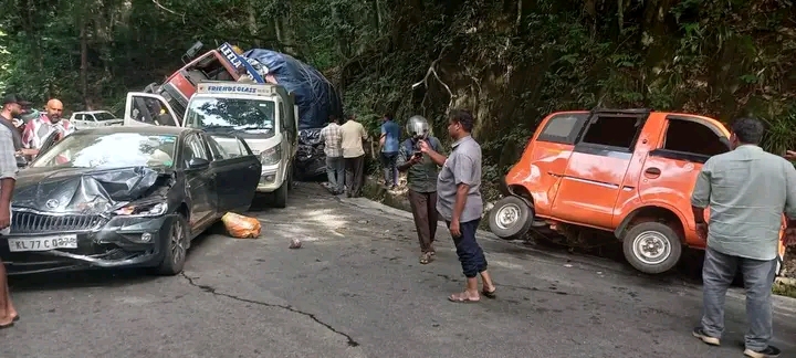 താമരശ്ശേരി ചുരത്തിൽ വാഹനങ്ങൾ കൂട്ടിയിടിച്ചു :നിരവധിപ്പേർക്ക് പരുക്ക്