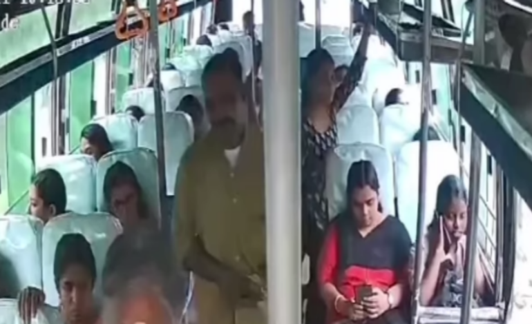 തൃശ്ശൂരിൽ ഓടിക്കൊണ്ടിരുന്ന ബസ്സിൽ നിന്നും പുറത്തേക്ക് തെറിച്ചു വീണ വയോധികയ്ക്ക് ദാരുണാന്ത്യം
