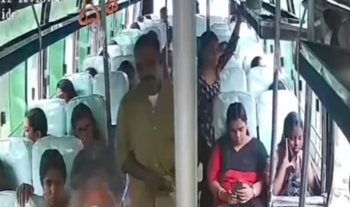 തൃശ്ശൂരിൽ ഓടിക്കൊണ്ടിരുന്ന ബസ്സിൽ നിന്നും പുറത്തേക്ക് തെറിച്ചു വീണ വയോധികയ്ക്ക് ദാരുണാന്ത്യം