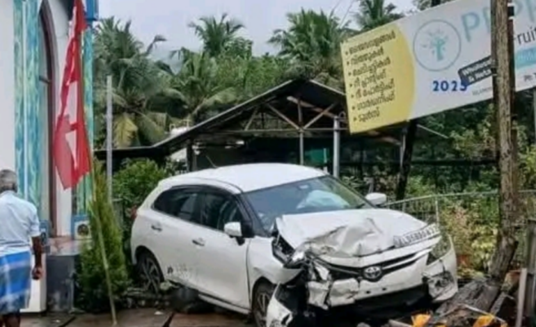 കോന്നിയിൽ കാർ നിയന്ത്രണംവിട്ട് വൈദ്യതിപോസ്റ്റിൽ ഇടിച്ചു :ഒരാൾക്ക് പരുക്ക്