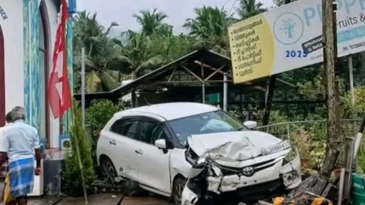 കോന്നിയിൽ കാർ നിയന്ത്രണംവിട്ട് വൈദ്യതിപോസ്റ്റിൽ ഇടിച്ചു :ഒരാൾക്ക് പരുക്ക്