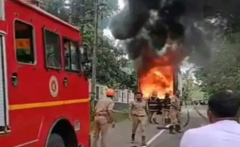 തൃശ്ശൂരിൽ ഓടിക്കൊണ്ടിരുന്ന കണ്ടെയ്‌നർ ലോറിക്ക് തീ പിടിച്ചു