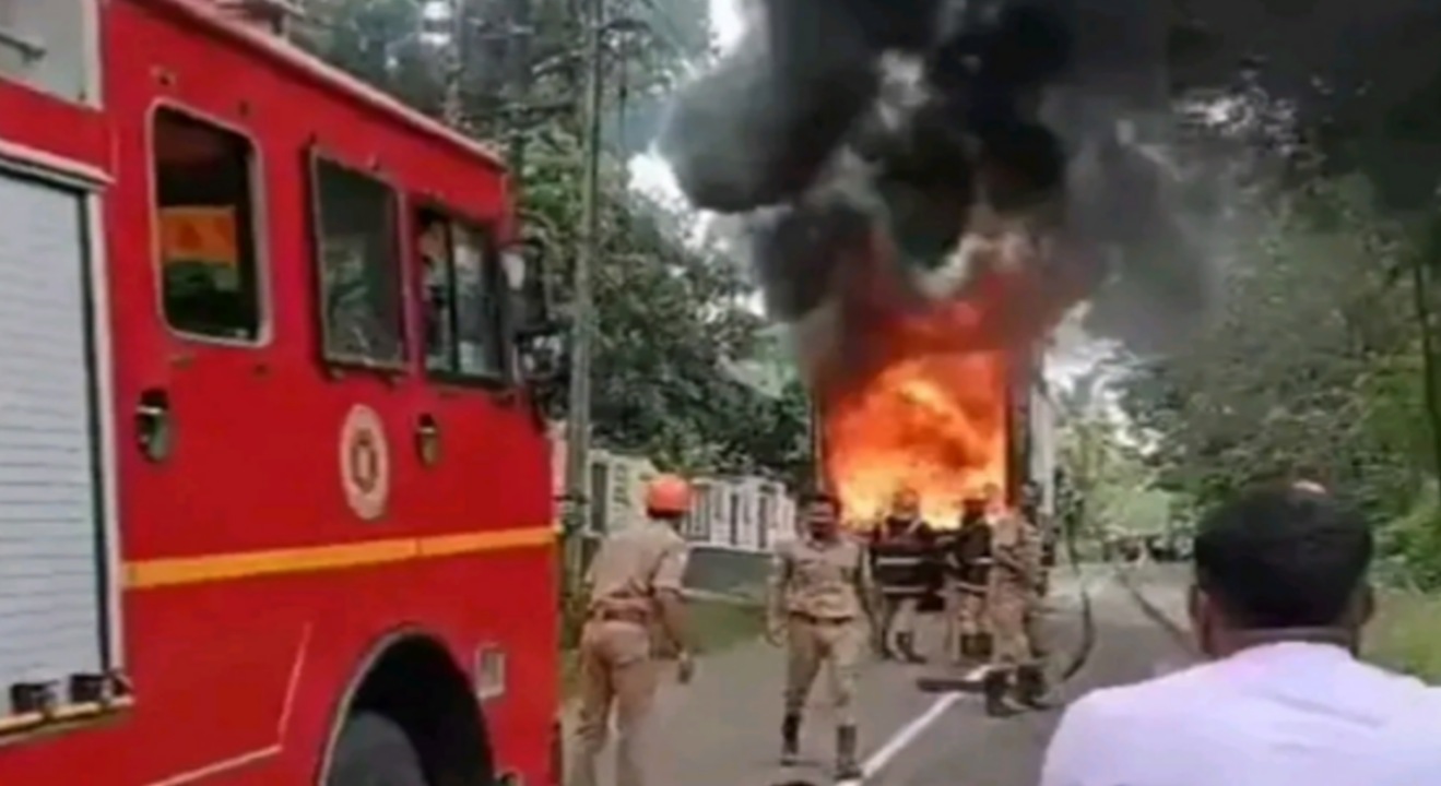 തൃശ്ശൂരിൽ ഓടിക്കൊണ്ടിരുന്ന കണ്ടെയ്‌നർ ലോറിക്ക് തീ പിടിച്ചു